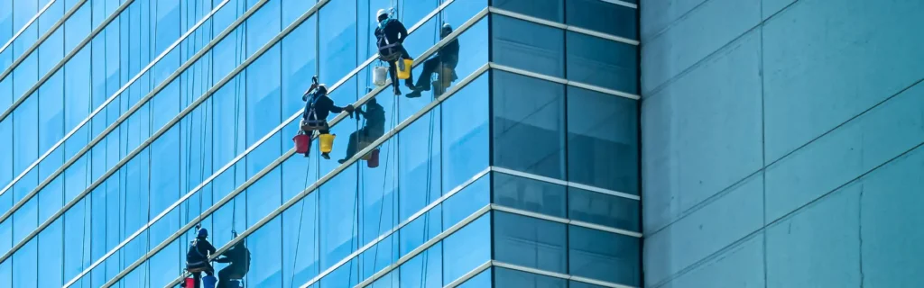 Limpieza técnica de vidrios en altura y fachadas de edificios - Aires Limpieza