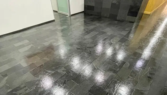 Servicio de decapado y sellado de pisos industriales en Santiago - Aires Limpieza