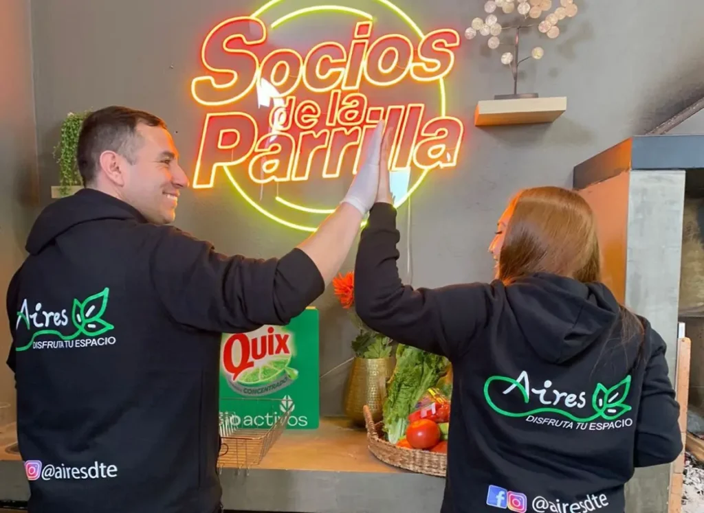 Personal experto realizando trabajo de limpieza en Santiago - Aires Limpieza