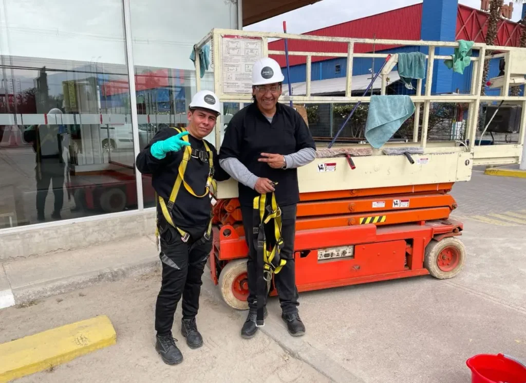 Personal experto realizando trabajo de limpieza en Santiago - Aires Limpieza