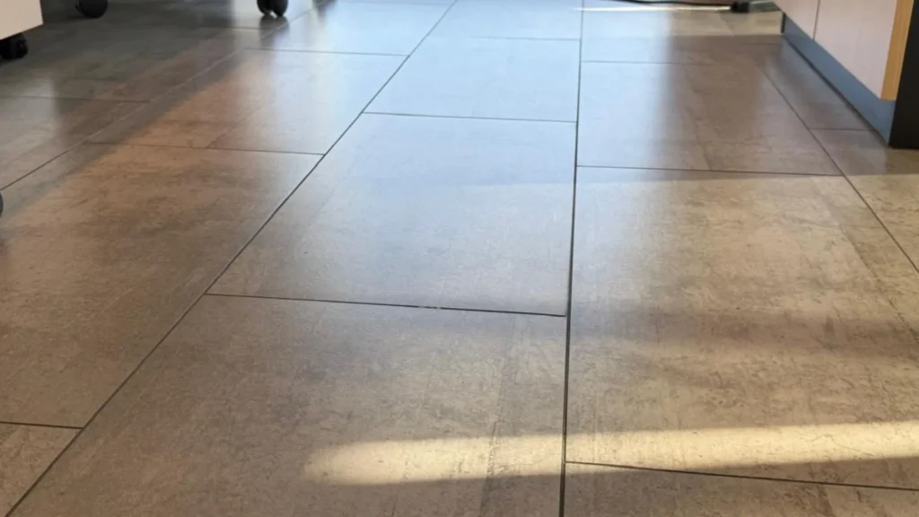 Resultado final de la limpieza profunda de pisos de oficina por Aires Limpieza, mostrando un porcelanato impecable, brillante y con juntas restauradas.