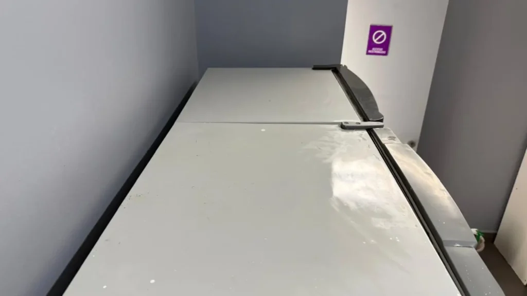 Higienización integral para empresas. Refrigerador de oficina completamente limpio y desengrasado tras el servicio de Aires Limpieza.